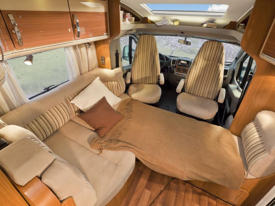 Интерьер Hymer Tramp 674 SL Star Edition 2009 года  (фото 3 из 7)